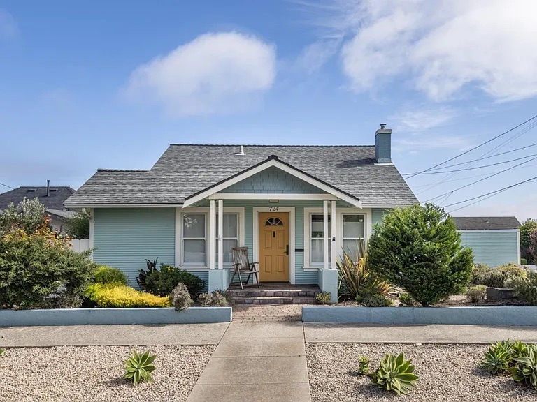 724 Pine Ave, Pacific Grove